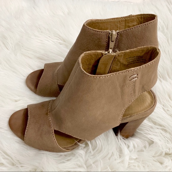 le chateau Tan Leather Sandals - Picture 1 of 6